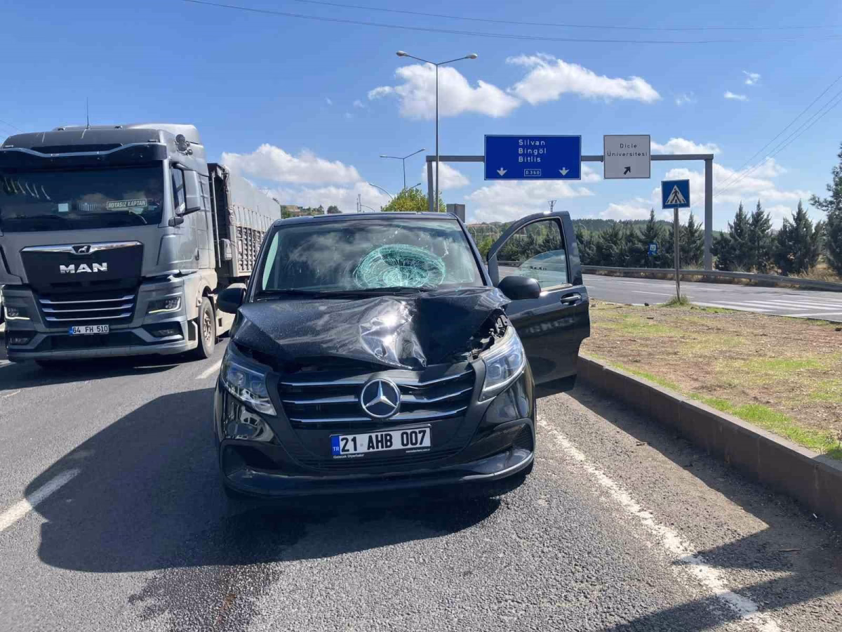 Diyarbakır’da yolun karşısına geçmek isteyen şahsa araç çarptı