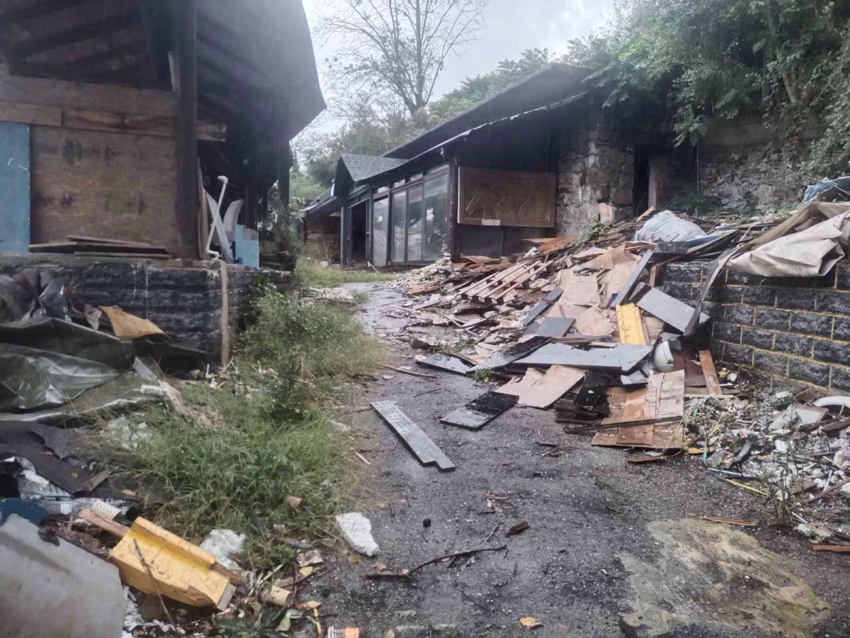 Beykoz’da riskli alan ilan edilen ve boşaltılan dükkanın sahibinden müteahhit firmaya tepki