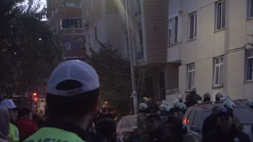Maltepe’de 6 katlı binada çökme meydana geldi: Binada mahsur kalanları tahliye çalışmaları devam ediyor