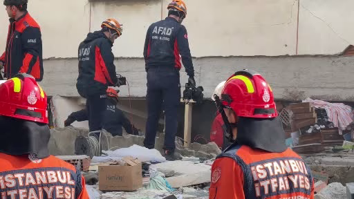 Maltepe’de enkaz altında dinleme yapan ekiplerin çalışmaları sürüyor