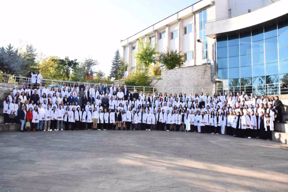 Öğretmen adayları önlüklerini giydi