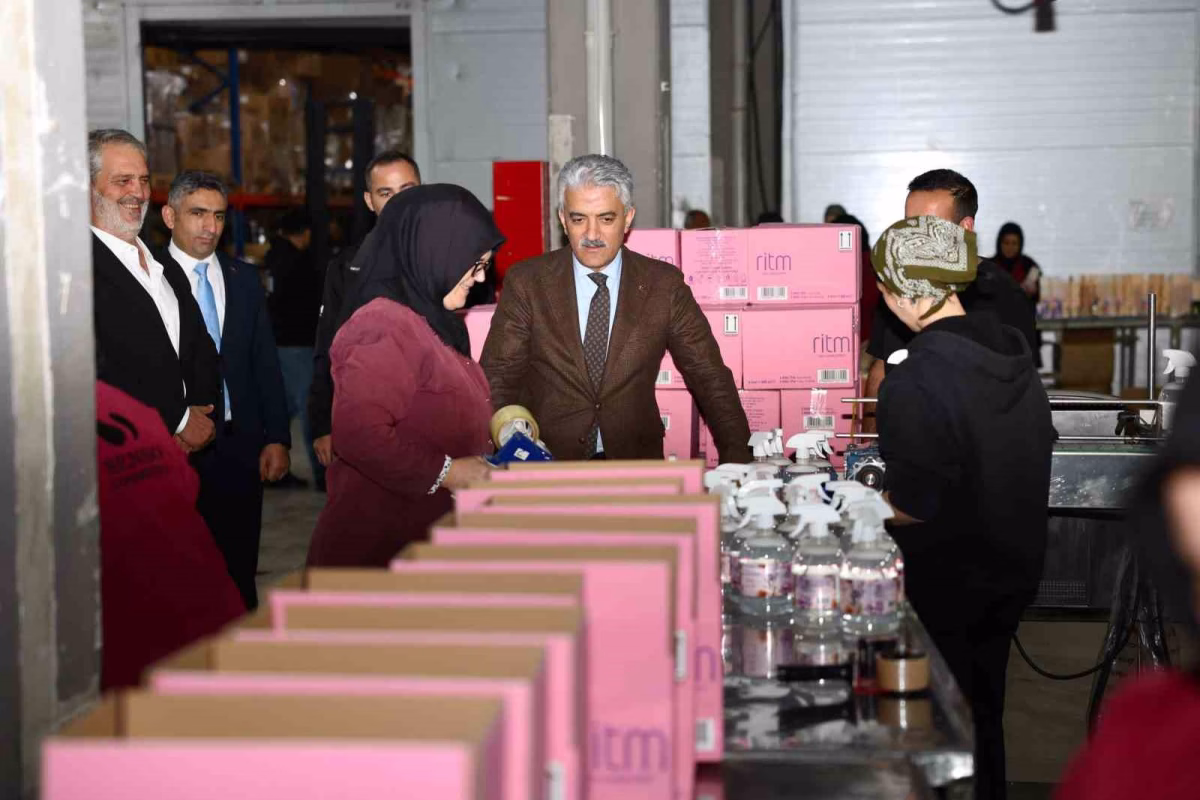 Vali Makas, üretim yapan fabrikaları inceliyor
