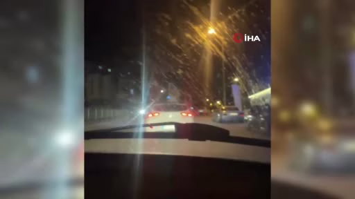 Karabük’te otomobilden sarkarak dans eden kadınların tehlikeli yolculuğu kamerada