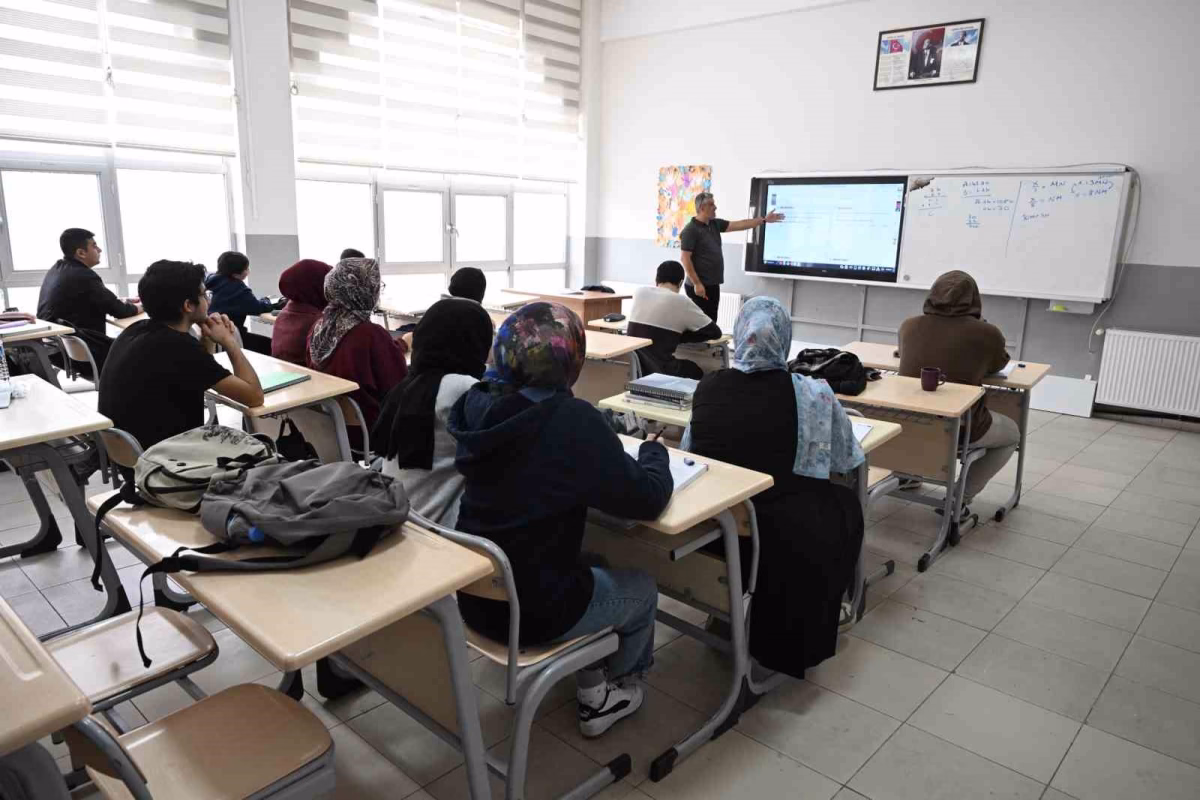 Kernek Külliyesi’nde 200 öğrenci üniversiteye hazırlanıyor