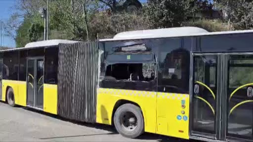 Sürücüsünün direksiyon hakimiyetini kaybettiği İETT otobüsü, yol kenarındaki duvara çarptı