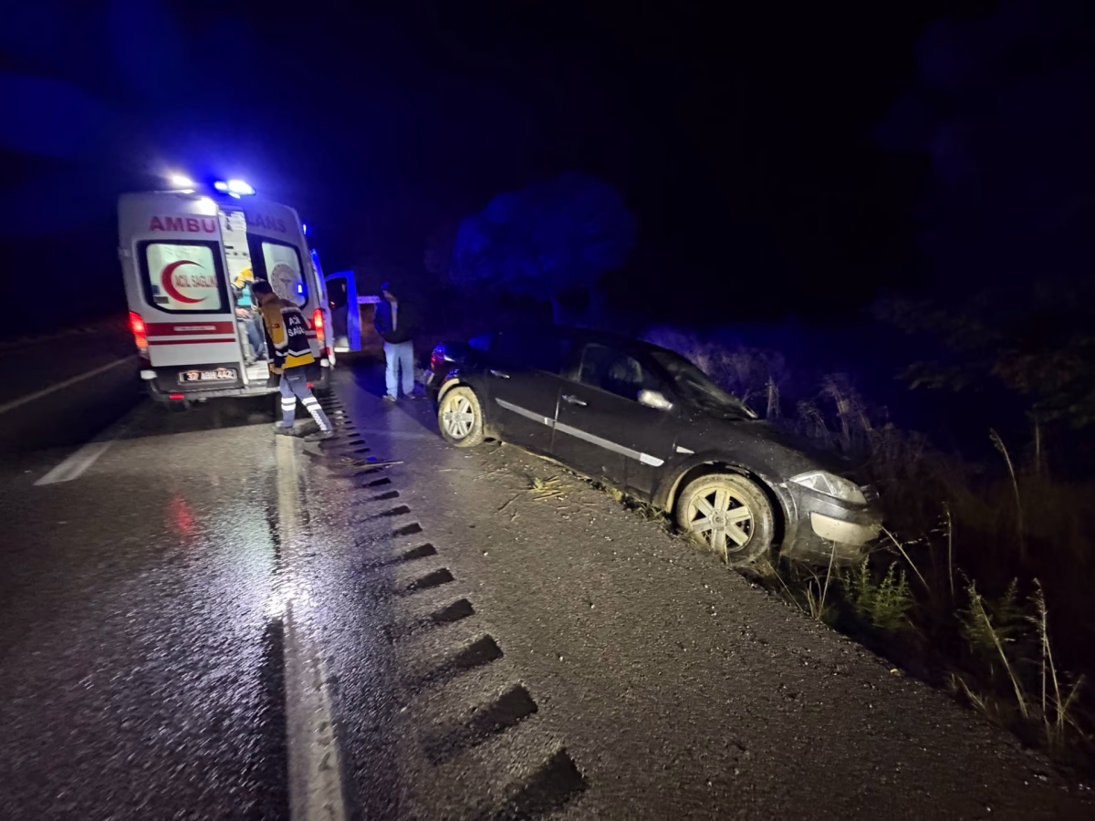 Tosya'da otomobil refüje çarptı 1 yaralı