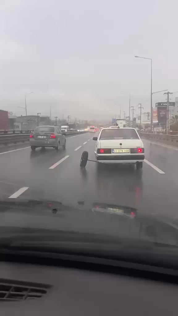 Aks demiri kırılan otomobilin tekerleği çıktı