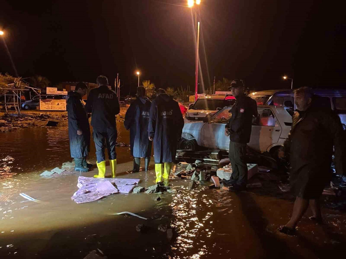 Antalya'da kuvvetli yağışta mahsur kalan 22 kişi kurtarıldı