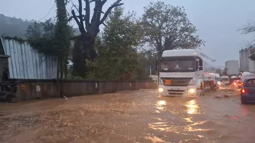 Beykoz'da şiddetli yağış yolları parçaladı