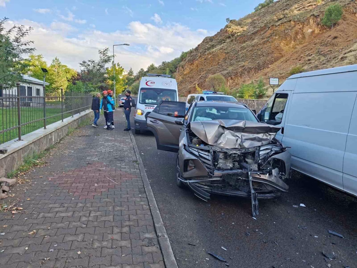 Bingöl'de Otomobil ile Minibüs Çarpıştı: 3 Yaralı