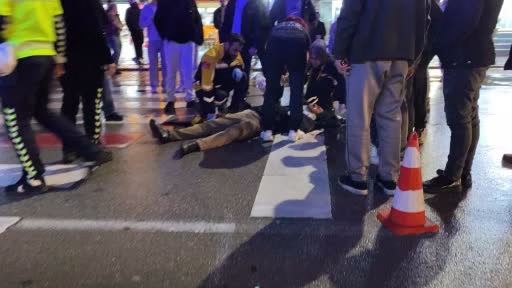 Bursa'da motosiklet yayaya çarptı: 2 yaralı
