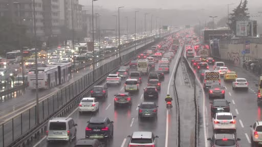 E-5 Karayolu'nda Yağmur Trafiği Durma Noktasına Getirdi