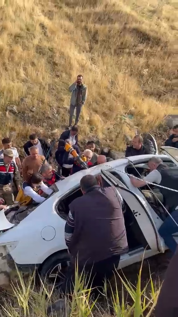 Elazığ'da Otomobil Şarampole Yuvarlandı: 3 Yaralı