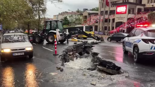 Eyüpsultan'da yol çöktü trafik kilitlendi