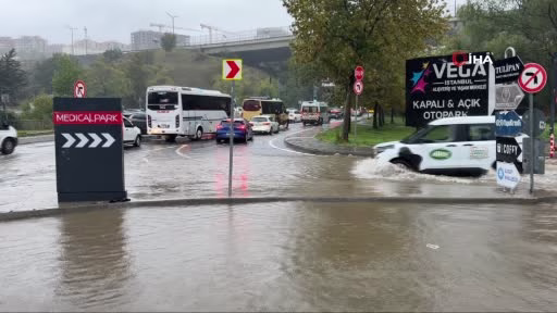 İstanbul Bayrampaşa'da Sağanak Yağış Sokakları Göle Çevirdi