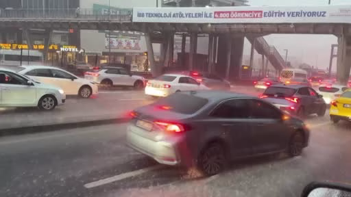 İstanbul'da Sağanak Yağış Etkili Oldu