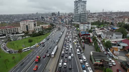 İstanbul'da Sağanak Yağış Trafik Felç Etti