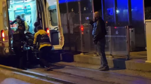 Kontrolden Çıkan Otomobil Tramvay Durağına Daldı