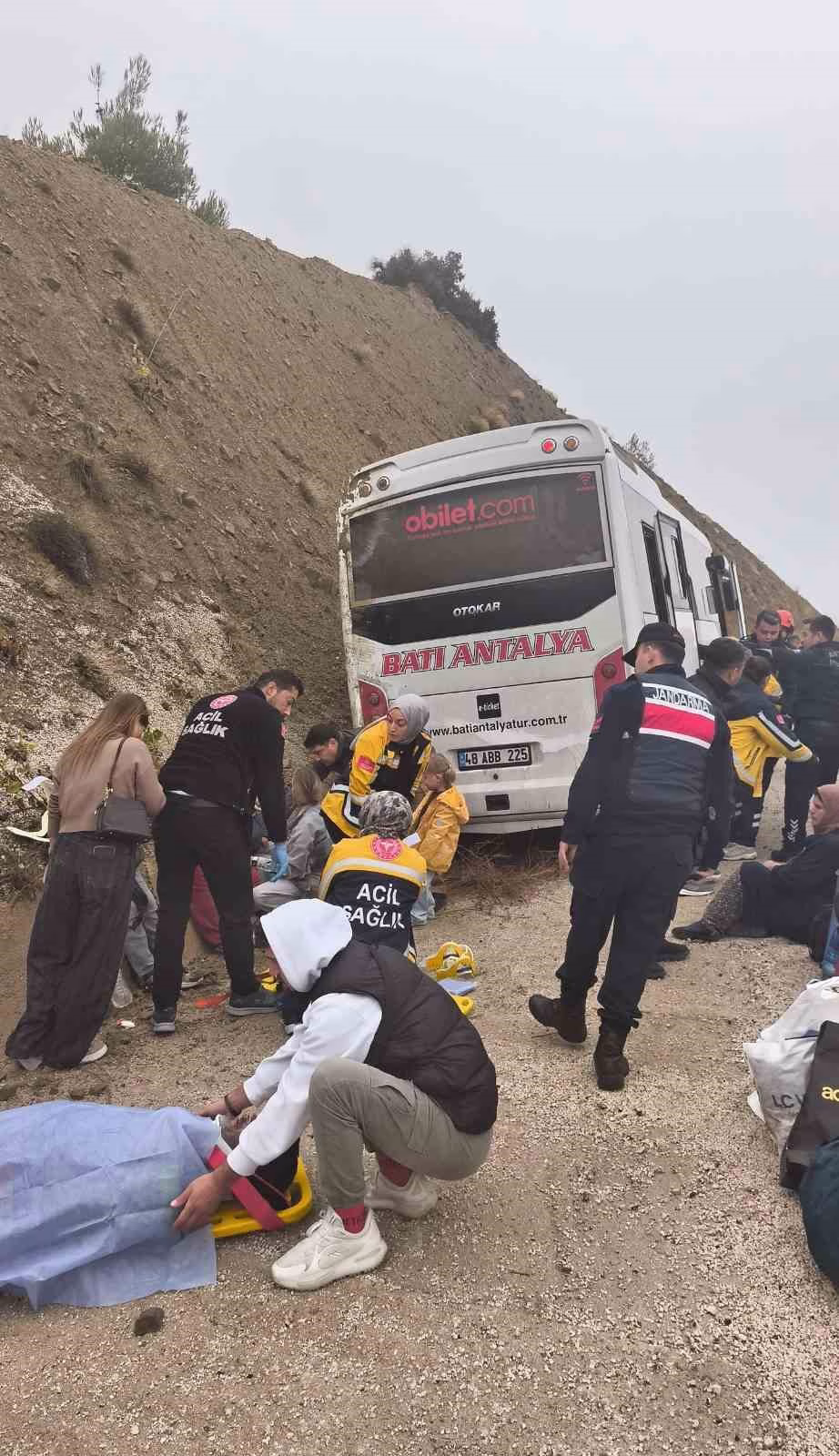 Korkuteli-Fethiye yolunda midibüs kazası: 9 yaralı
