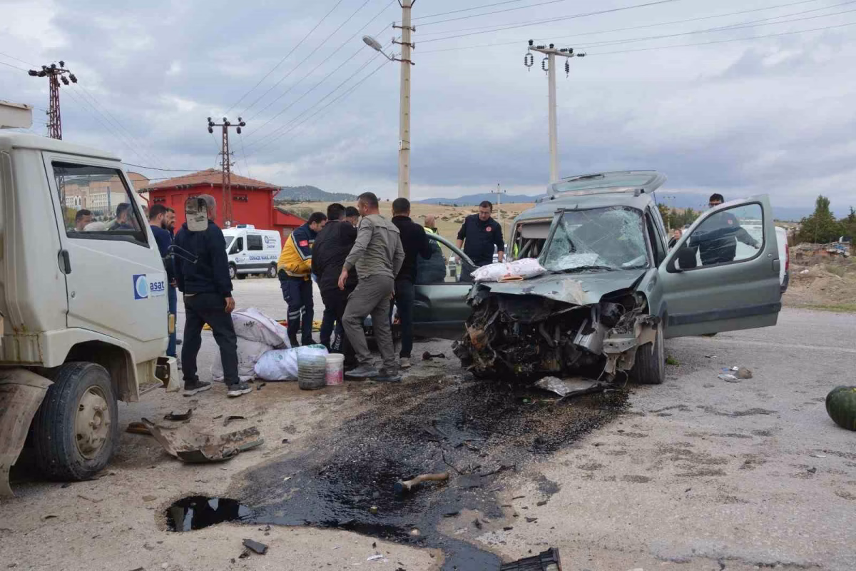 Korkuteli'nde Kamyonetler Çarpıştı: 1 Ölü, 2 Yaralı