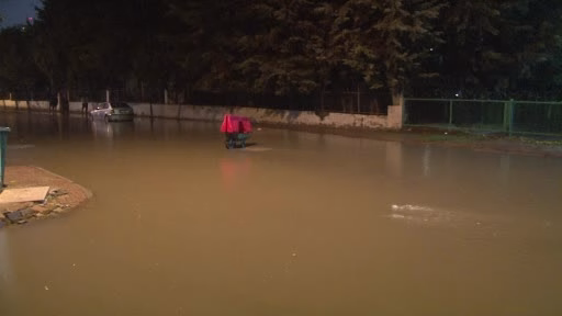 Küçükçekmece'de dere taştı, binaları su bastı