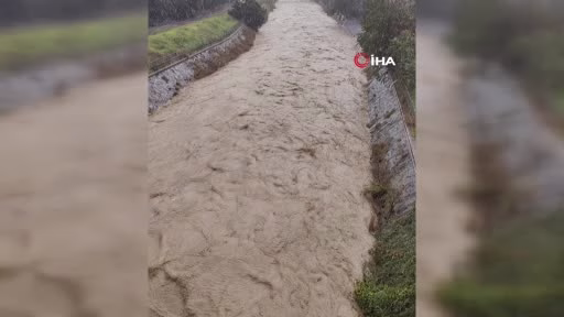 Küçükçekmece’deki derenin debisi yağmurun etkisiyle arttı, ortaya çıkan görüntüler Karadeniz’i aratmadı