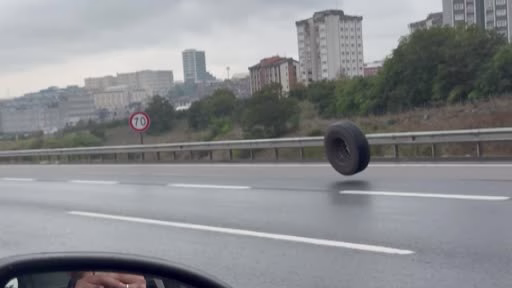 Kuzey Marmara Otoyolu’nda tırdan kopan lastik tehlike saçtı
