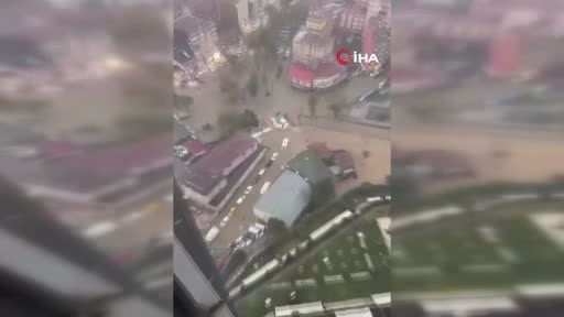Sarıyer'de şiddetli yağış araçları yuttu