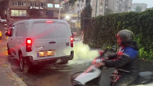 Şişli'de sağanak yağış yolları göle çevirdi