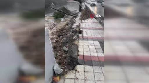 Sultangazi'de Sağanak Nedeniyle Okul Duvarı Çöktü