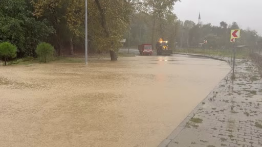 Sultangazi'de Şiddetli Yağmur Yolları Göle Çevirdi