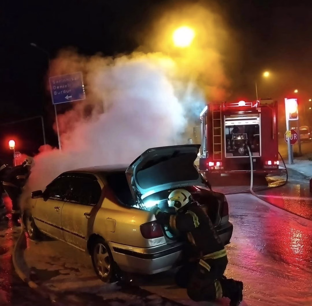 Acıpayam’da otomobil yangını korku dolu anlar yaşattı