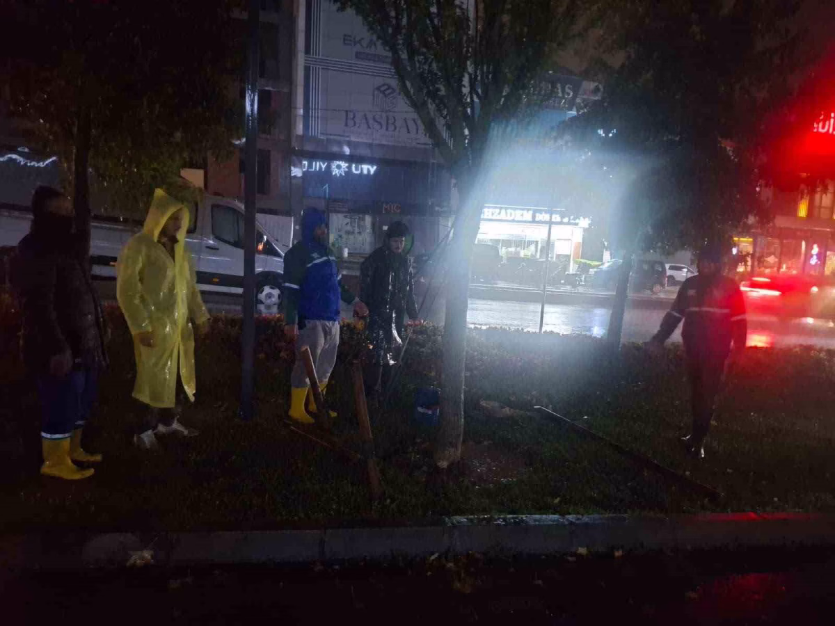 Arnavutköy'de Yağışa Karşı 300 Personel Sahada