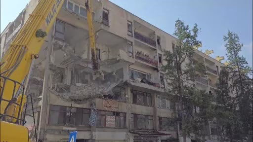 Depremde ağır hasarlı binada yıkım başladı
