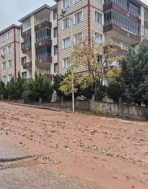Gölbaşı'nda Şiddetli Yağış Taşkına Neden Oldu