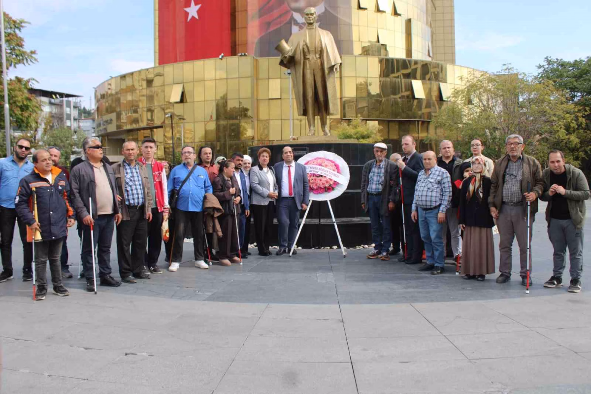 Görme engellilerden erişilebilir kaldırım çağrısı yapıldı