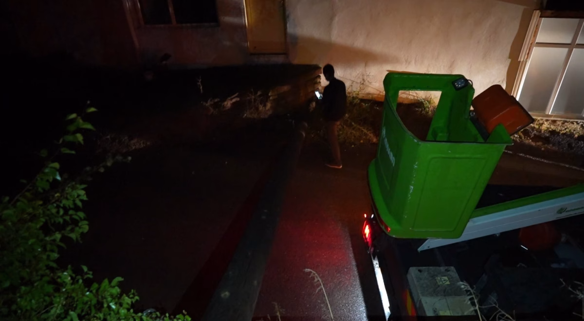 Gümüşhane'de Elektrik Direği Bahçeye Devrildi