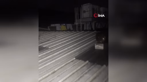 Jandarma Ekipleri Çatılardan Vatandaşları Kurtardı