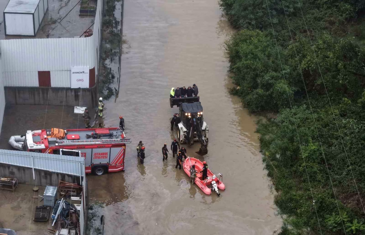 Kağıthane'de selde mahsur kalanlar kurtarıldı