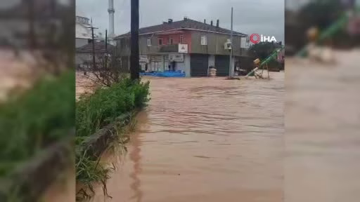 Karasu'da Sağanak Su Baskınlarına Neden Oldu