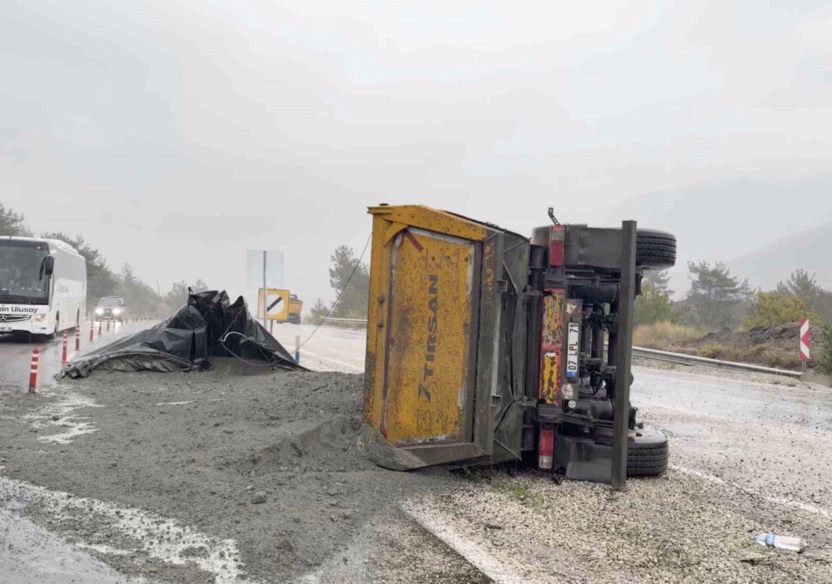 Kastamonu'da Devrilen Kamyonun Sürücüsü Yaralandı