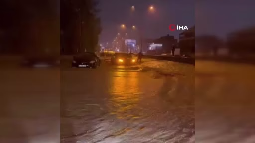 Kocaeli’de sağanak nedeniyle vatandaşlar botla kurtarıldı