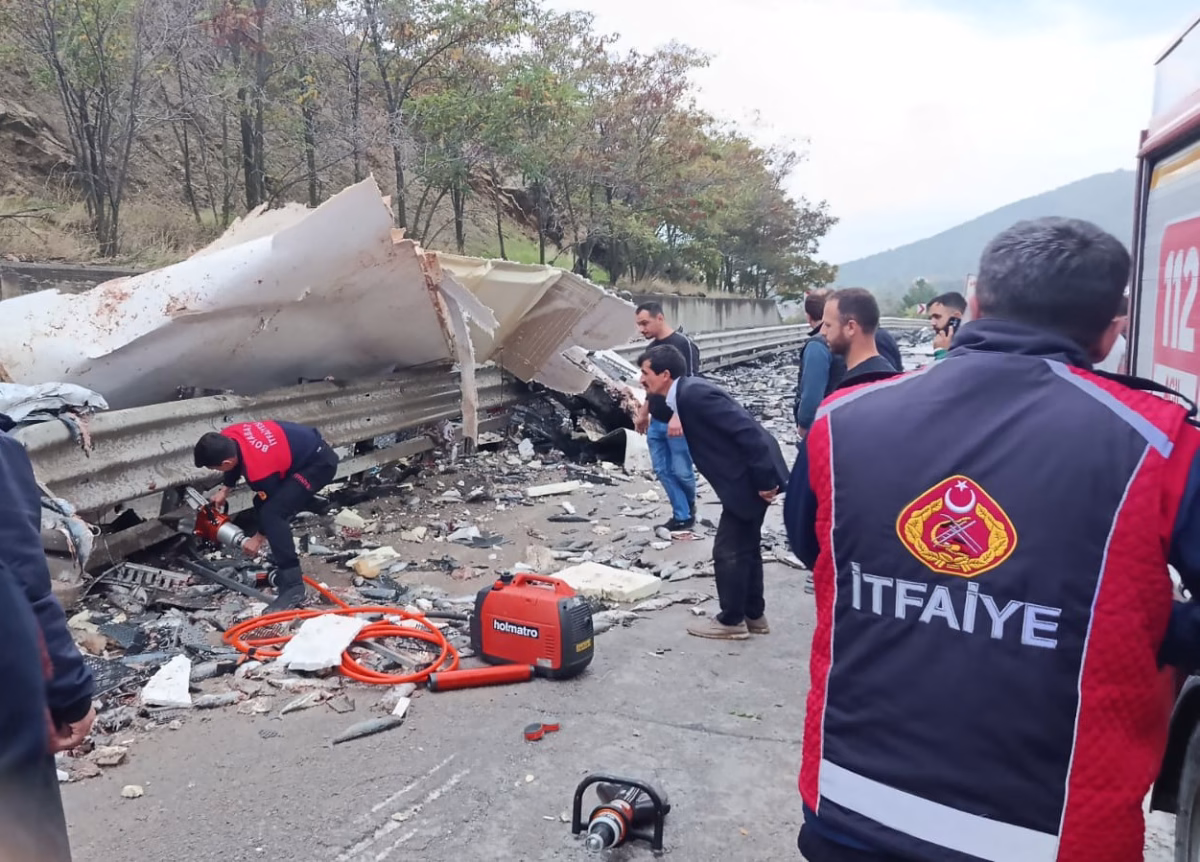 Sinop’ta Balık Kamyonu Devrildi: 1 Ölü