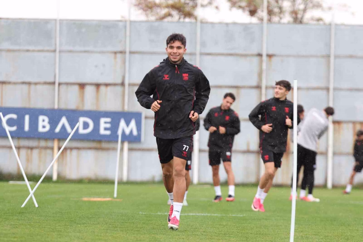 Sivasspor Yağmur Altında Hazırlıklarını Sürdürdü