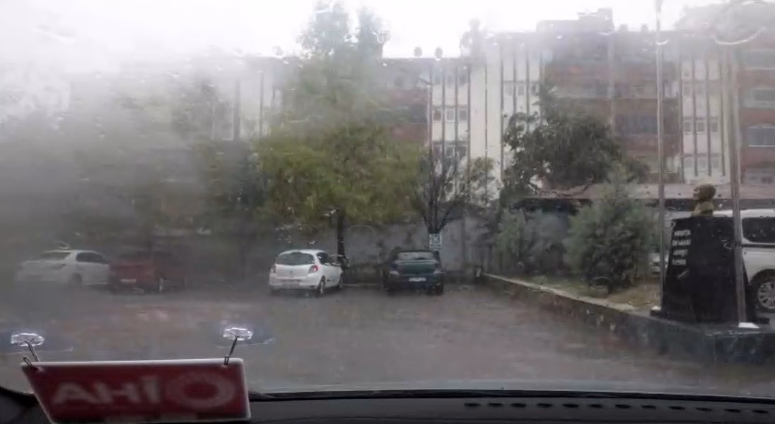 Tunceli'de şiddetli yağış sürücülere zor anlar yaşattı