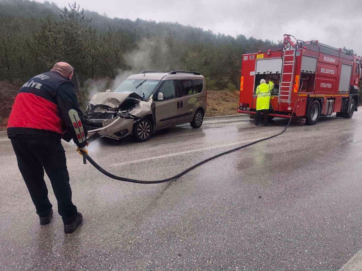 Bolu'da Tır İle Hafif Ticari Araç Çarpıştı