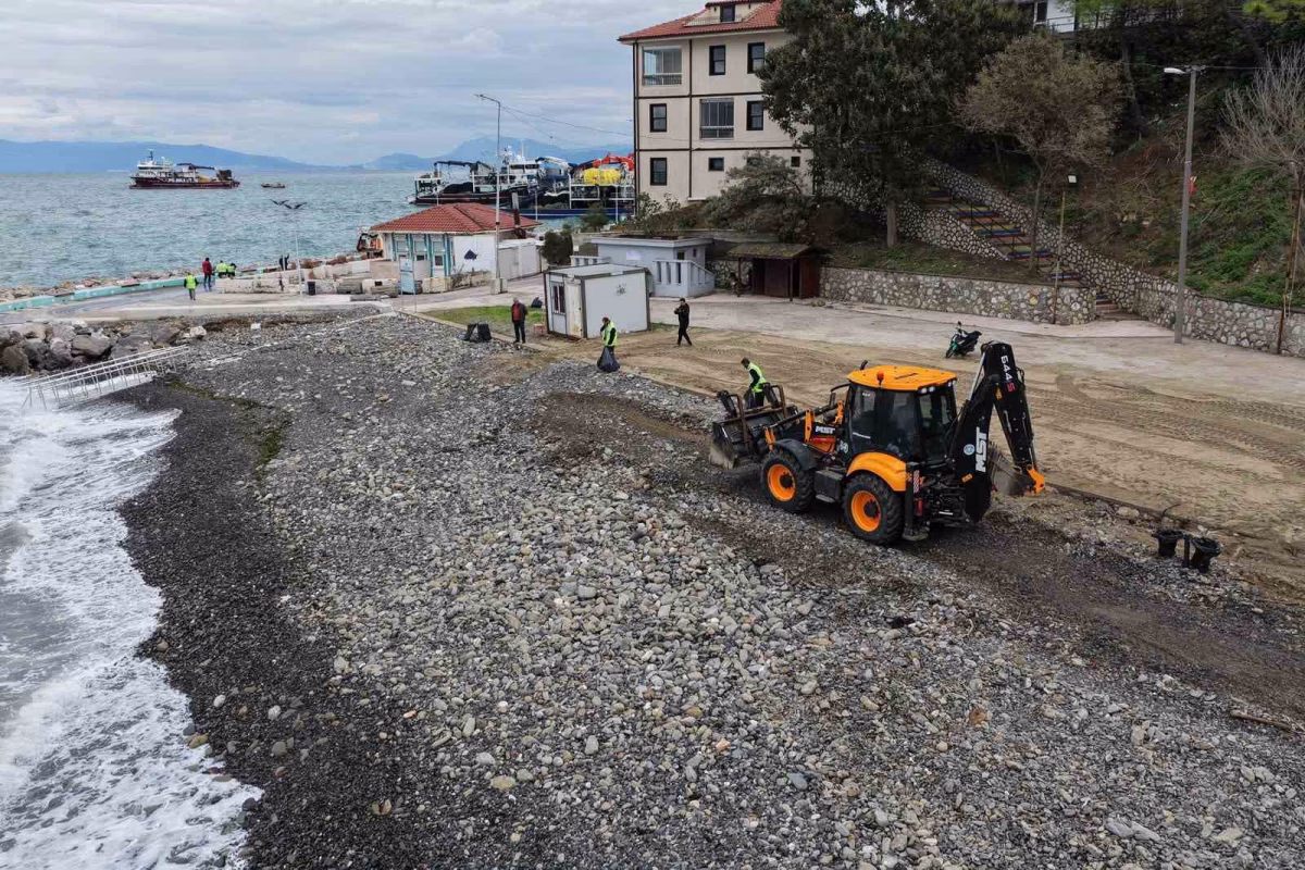 Büyükşehir ekiplerinden sahillerde temizlik çalışması