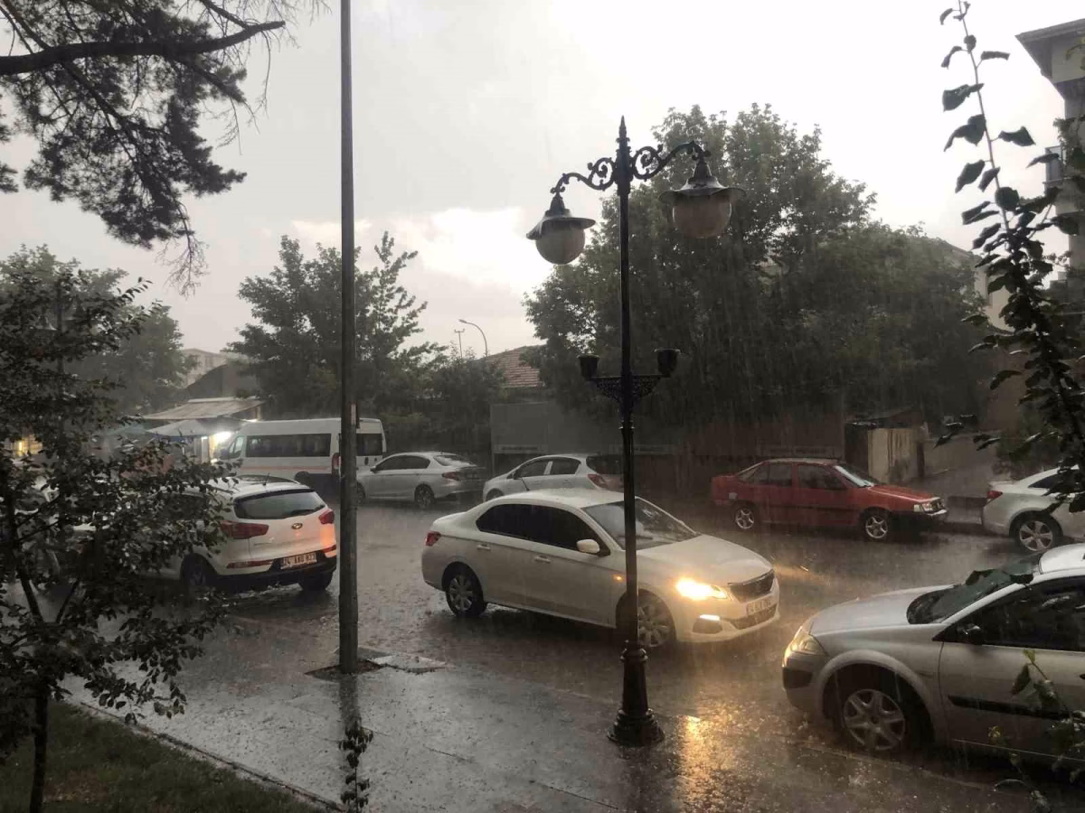 Erzincan’da Fındık Büyüklüğünde Dolu Yağdı