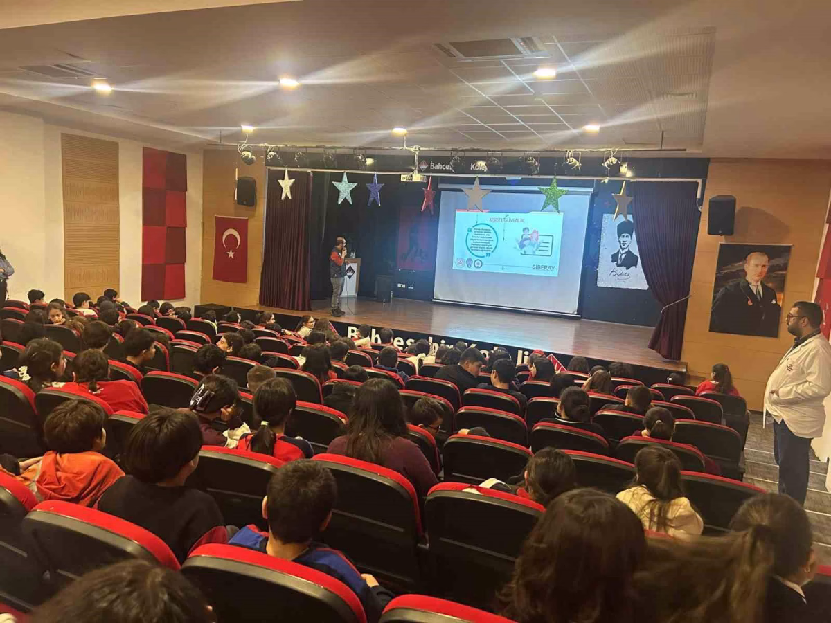 Kars'ta Öğrencilere Güvenli İnternet Semineri