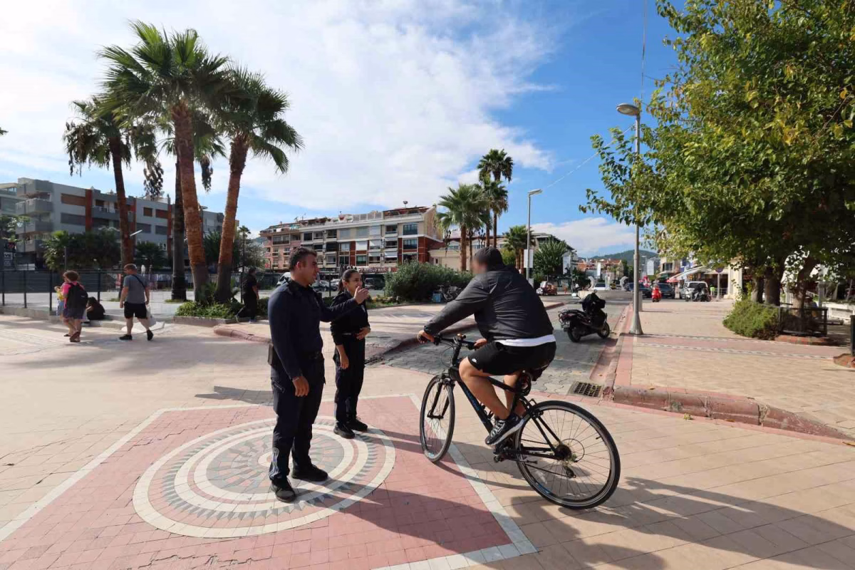 Marmaris'te Zabıtadan Yaya Yolu Denetimi